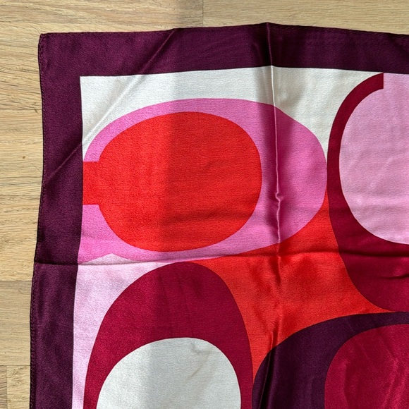 Silk  vintage COACH scarf 25 x 25 red purple ivory  C logo JAPAN - Picture 4 of 5